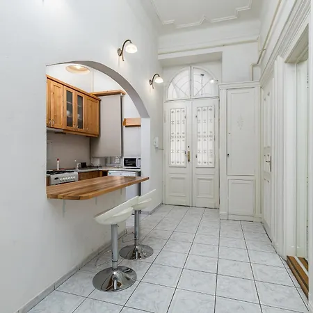 Apartment Venus - Opera Iv *
